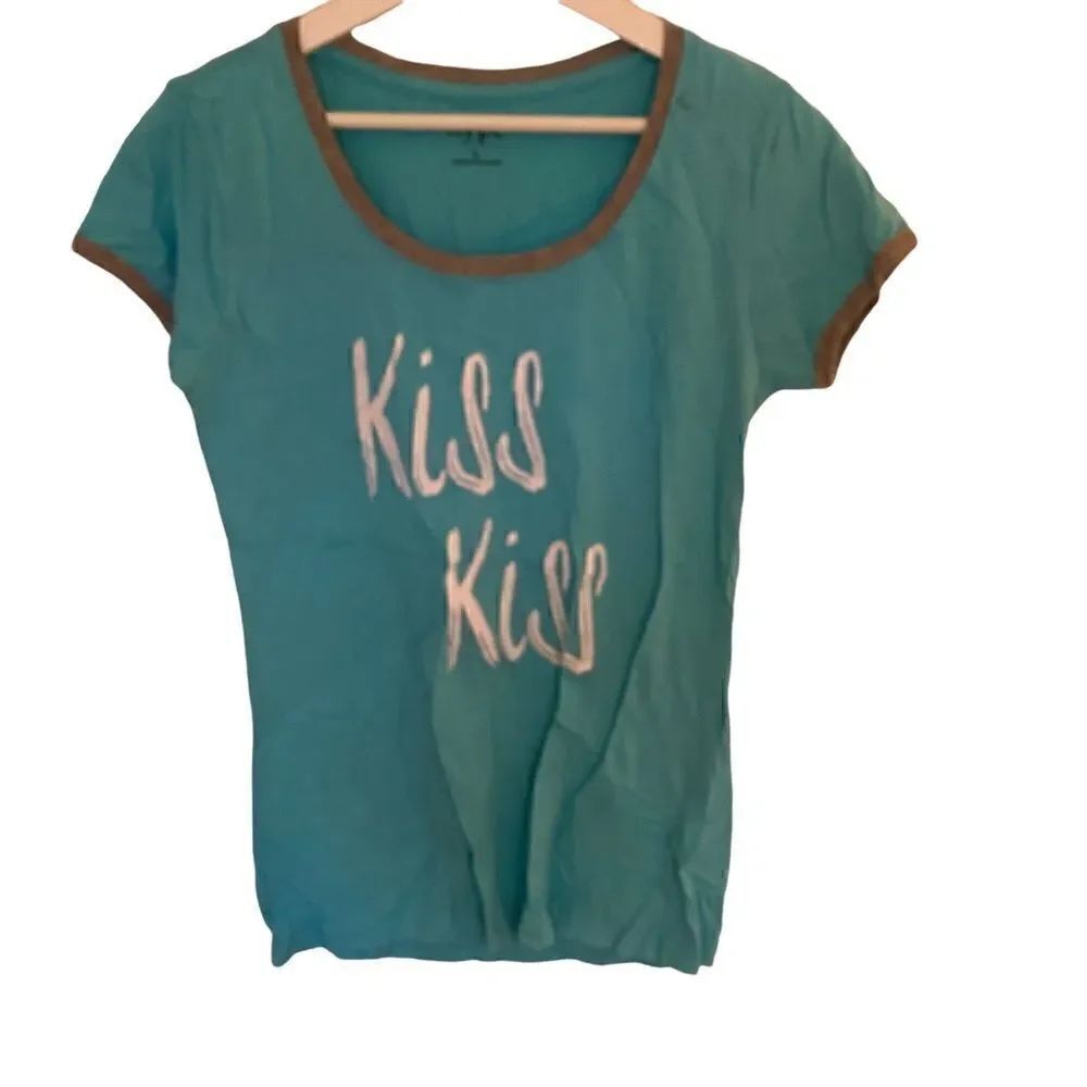 Hype blue green Kiss kiss graphic t shirt large shirt sleeve